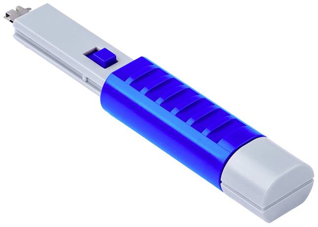 Ein grauer und blauer Schalter zum Ein- und Ausschalten von Elektrogeräten.