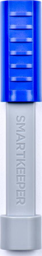 Ein grauer Stift mit einem blauen Deckel, mit der Aufschrift 'SMARTKEEPER' auf der Seite.