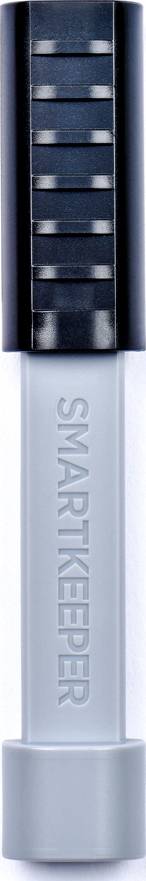 USB-Schutzkappe aus Metall und Kunststoff mit der Aufschrift 'Smartkeeper' auf der hellgrauen Oberfläche.