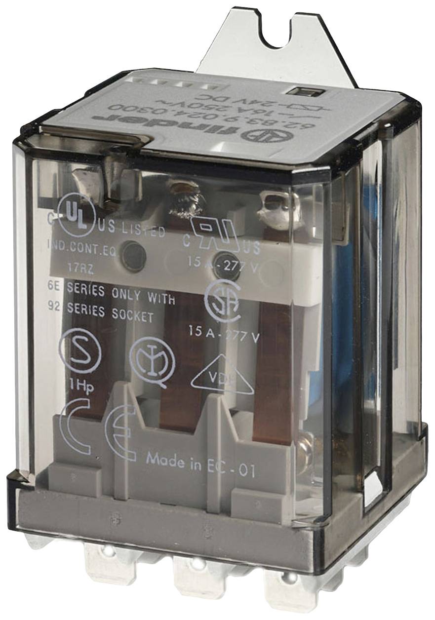 Ein transparenter elektrischer Relaisblock mit technischen Spezifikationen auf der Oberseite. Gehäuse zeigt interne Metallkomponenten.