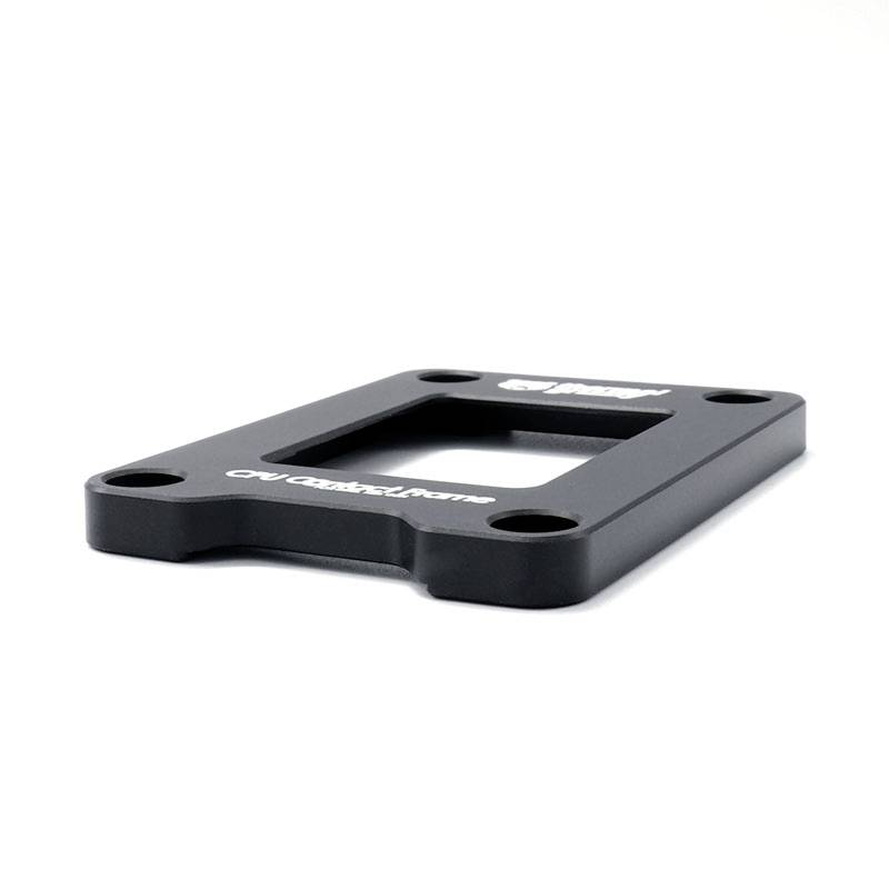 Schwarzes Adapterteil mit rechteckiger Öffnung und vier Befestigungslöchern an den Ecken, auf hellem Hintergrund.