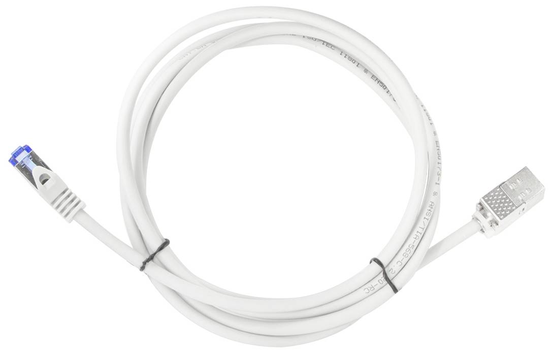 Ein weißes Ethernet-Kabel mit einem RJ45-Stecker auf der einen und einem spezifischen Anschluss auf der anderen Seite, aufgerollt.
