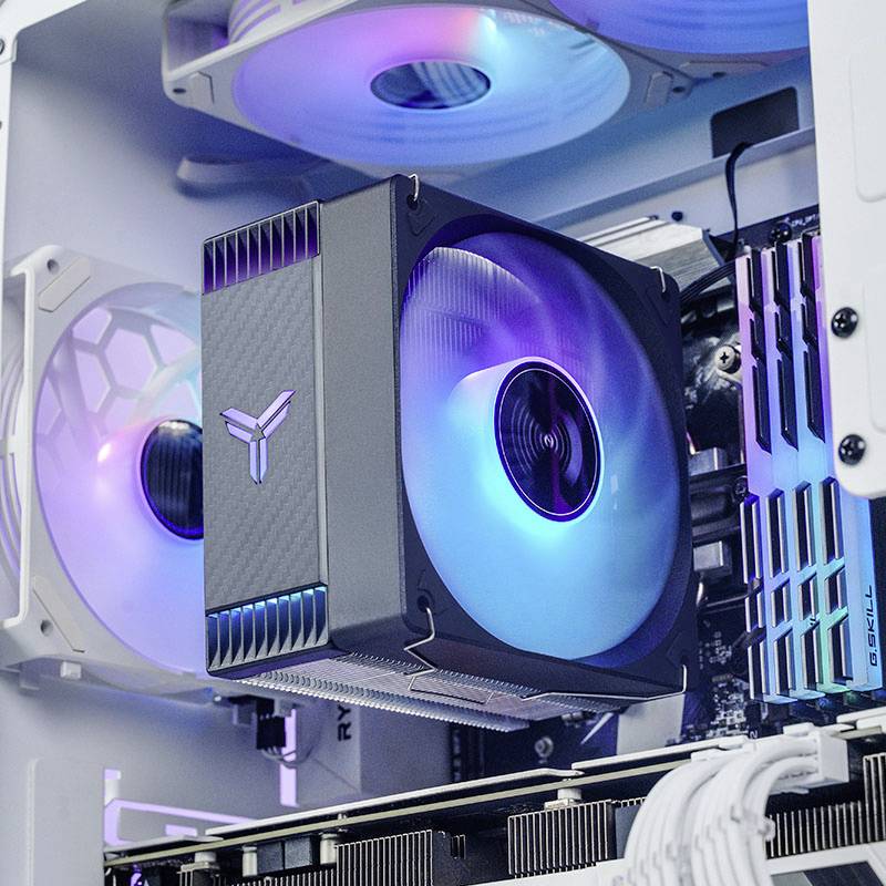 Ein geöffneter Computer mit beleuchteten Lüftern und einer CPU-Kühlungseinheit. Der Innenraum hat eine futuristische Ästhetik.