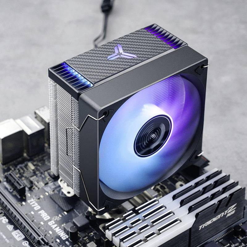 Ein Computerprozessor mit einem großen Kühler und einem leuchtend blauen Lüfter auf einem Motherboard, geeignet für Gaming.