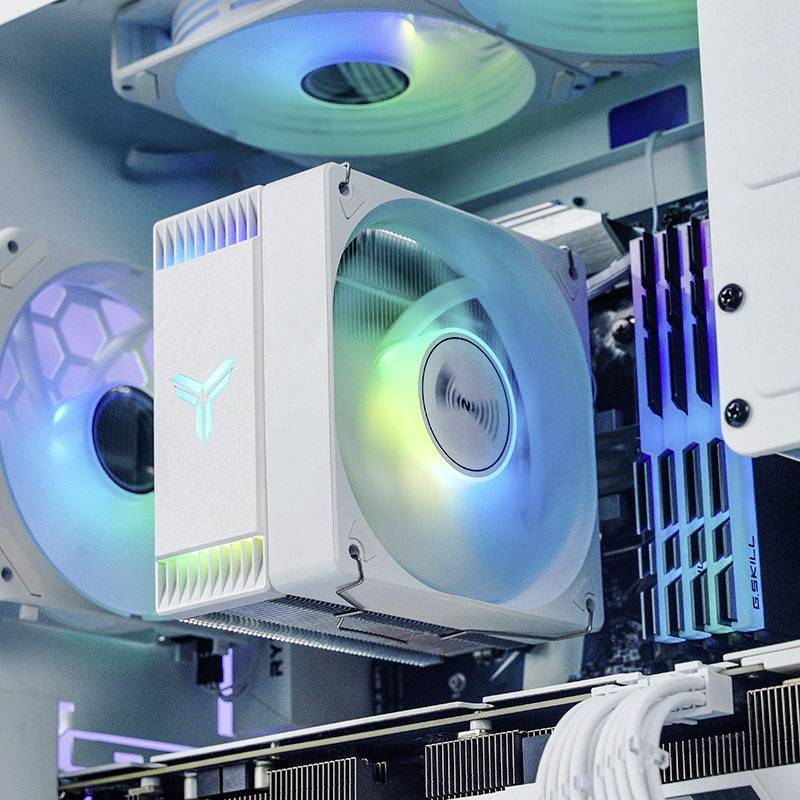 Nahaufnahme von Computer-Innenleben mit erleuchtetem CPU-Kühler und Lüftern. Bunte Lichter sorgen für ein futuristisches Aussehen.