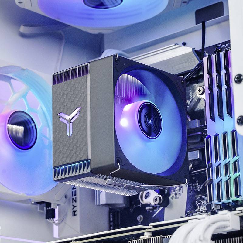 Ein offener Computer zeigt einen leistungsstarken Kühler und leuchtende LED-Lüfter zur Kühlung der Komponenten.