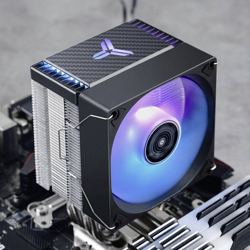 Ein Computerprozessor-Kühler auf einem Motherboard, mit einem großen Lüfter in der Mitte, der blau-violett leuchtet.