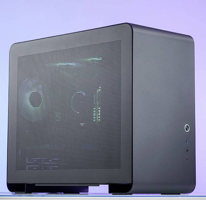 Schwarzer Computergehäuse mit perforierter Seitenwand, durch die interne Komponenten sichtbar sind, vor blau-lila Hintergrund.