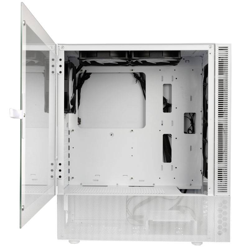Ein weißes Computergehäuse mit einer durchsichtigen Glastür, offen gezeigt. Es bietet Platz für Computerkomponenten und Kabelmanagement.