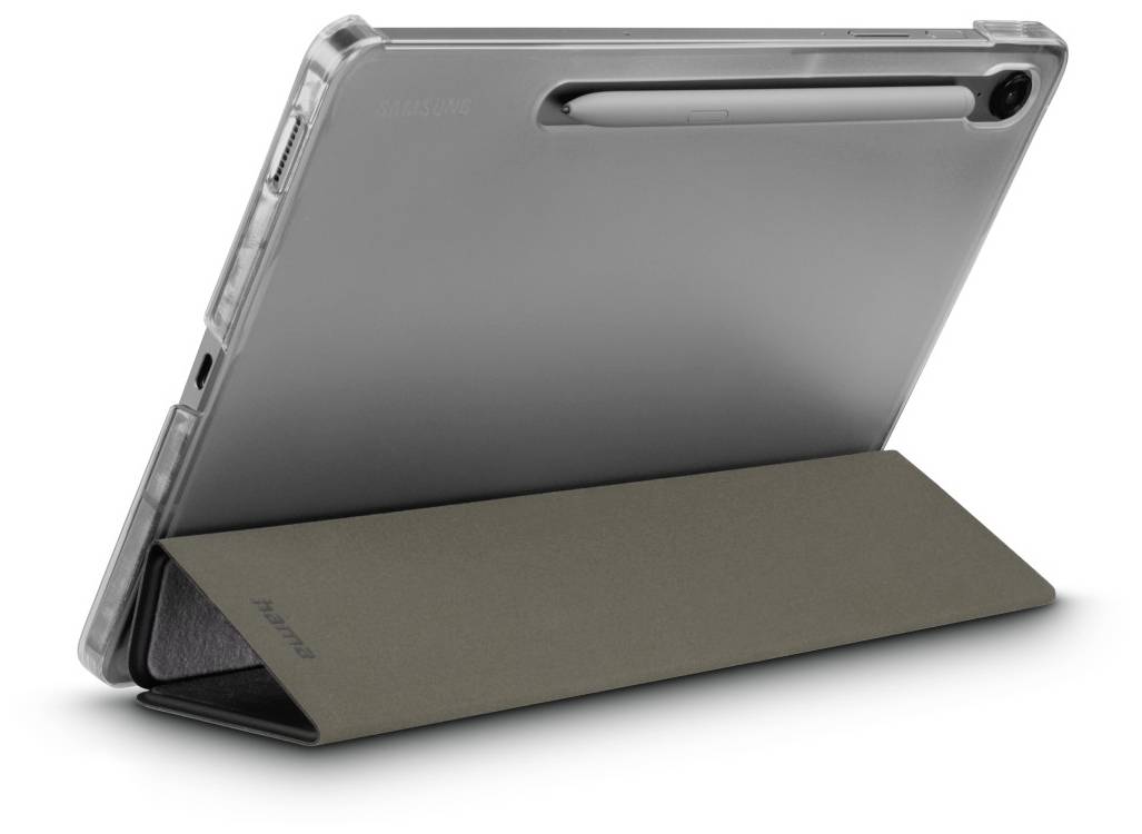 Tablet in einer schrägen Hülle, die als Halterung dient. Rückseite sichtbar, mit einem Stift oben; zeigt flexible Nutzungsmöglichkeiten.