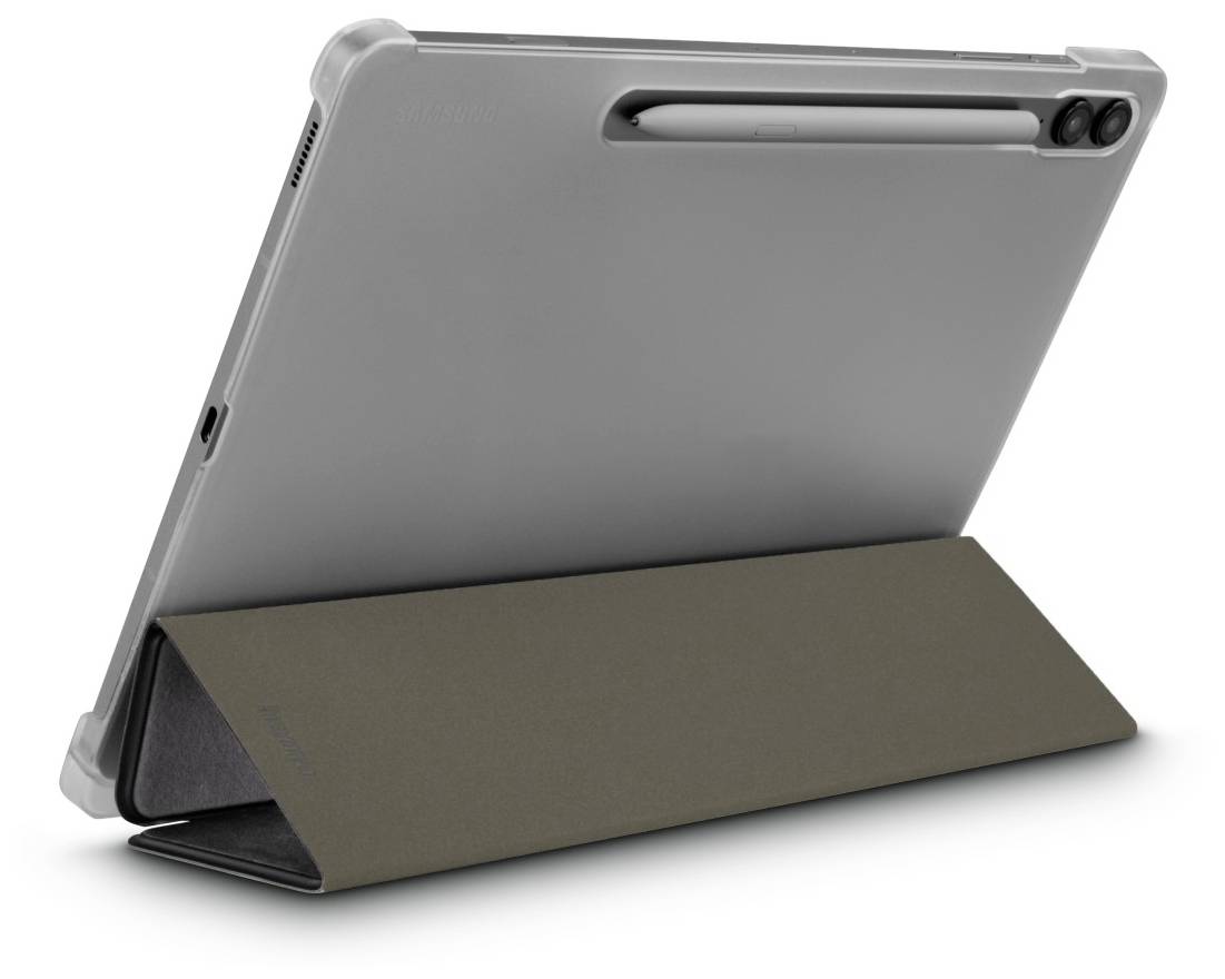 Ein Tablet in einem schützenden Gehäuse mit Stifthalterung, schräg von hinten betrachtet. Es steht auf einem zusammenklappbaren Ständer.