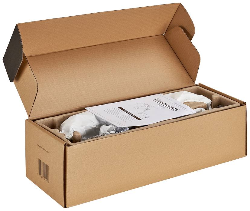 Pappkarton mit geöffnetem Deckel, darin eingepackte Waren und ein Zettel mit Anweisungen oder Informationen.