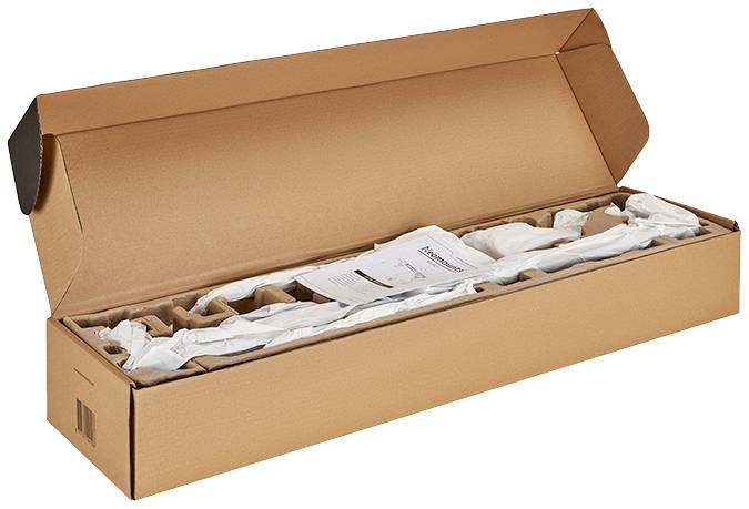 Ein langer, geöffneter Karton enthält ein verpacktes Produkt. Ein Beipackzettel mit Anweisungen liegt obenauf.