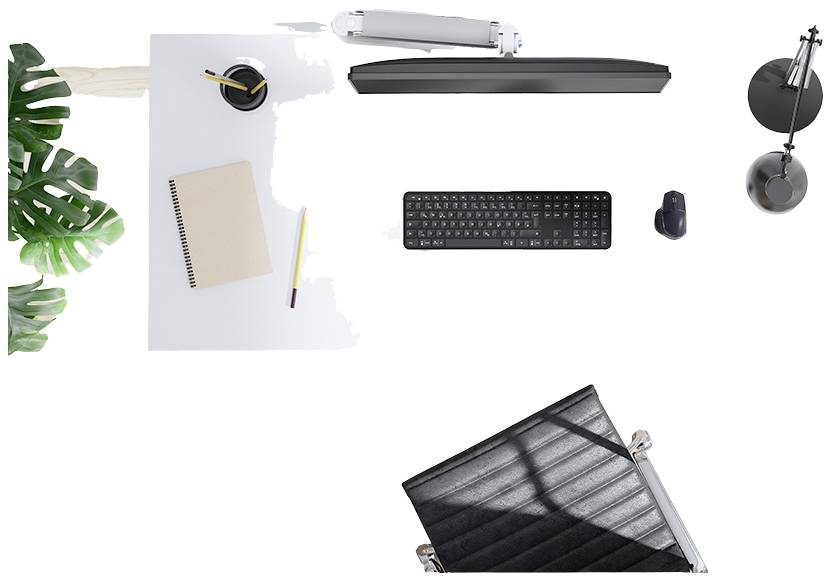 Ein Schreibtisch mit Tastatur, Maus, Notizbuch, Stift, Kaffeetasse und Tischlampe. Links sind grüne Blätter zu sehen.