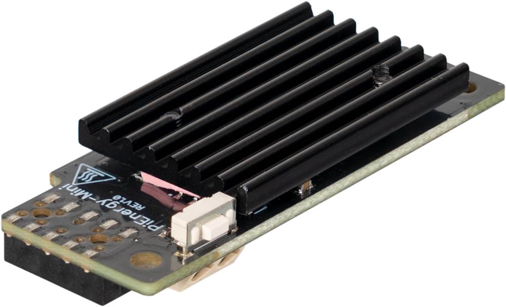 Ein Raspberry Pi Heat Sink Modul auf einer Platine, schwarzer Kühlkörper oben, trägt zur Temperaturregulierung bei.