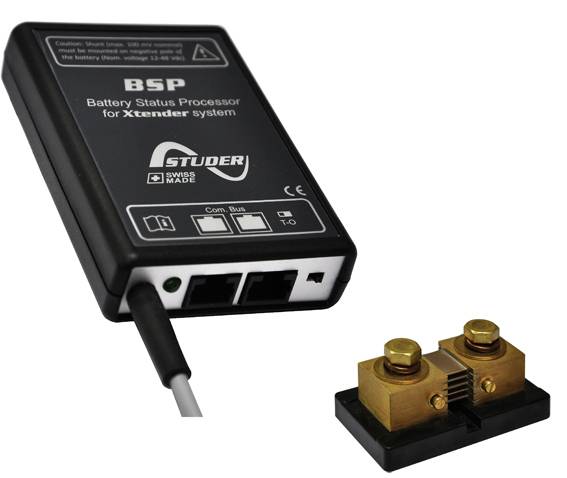 'Batteriestatus-Prozessor für Xtender-System', rechteckiges, schwarzes Gerät mit Anschlusskabel und zwei Ports. Daneben ein Shunt.