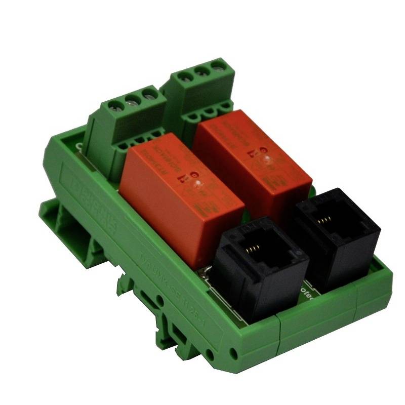 Ein grünes Elektrobauteil mit zwei orangefarbenen Relais und schwarzen Steckanschlüssen, montiert auf einer Schiene.