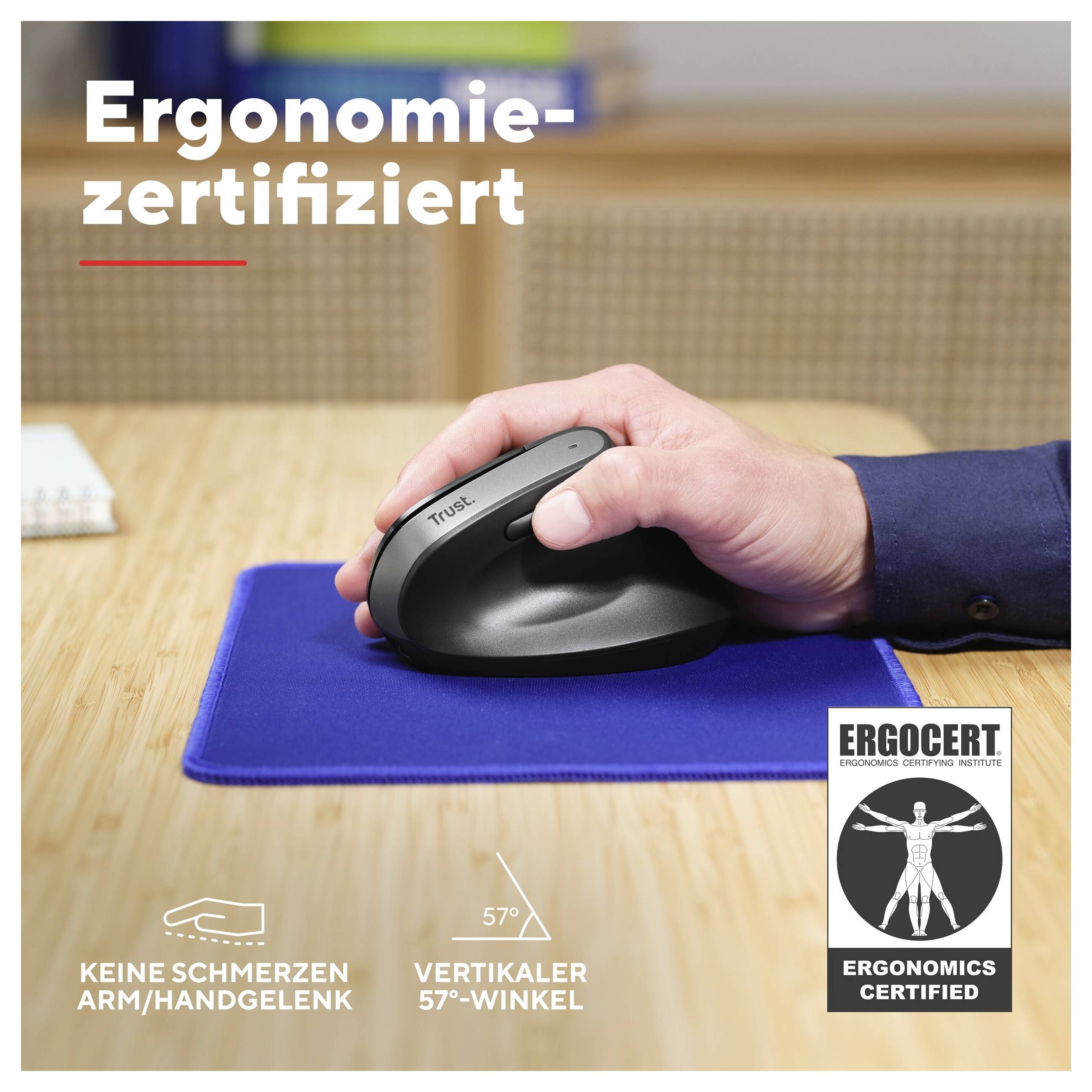 Eine Hand bedient eine ergonomische vertikale Maus auf einem blauen Mauspad. Text: 'Ergonomie-zertifiziert'.