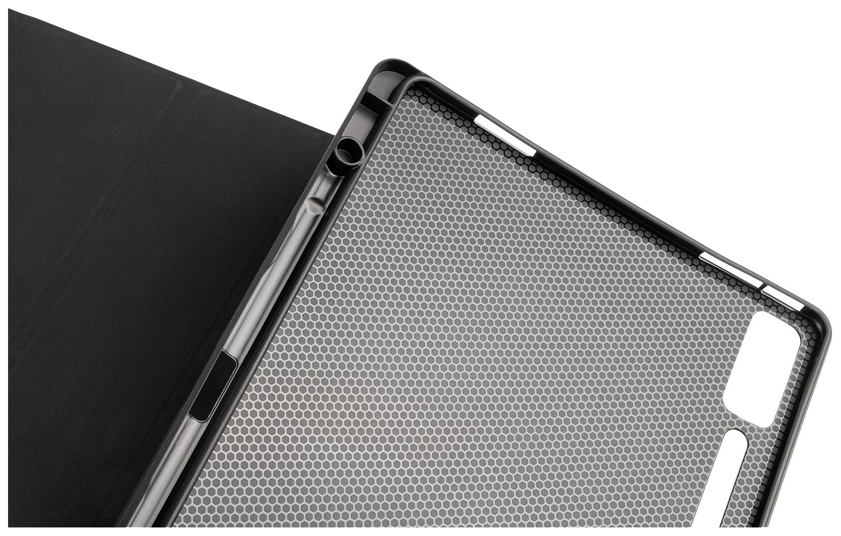 Eine Tablet-Hülle aus schwarzem und grauem Material mit strukturiertem Muster, offener Kameraschacht, liegt auf einem dunklen Hintergrund.