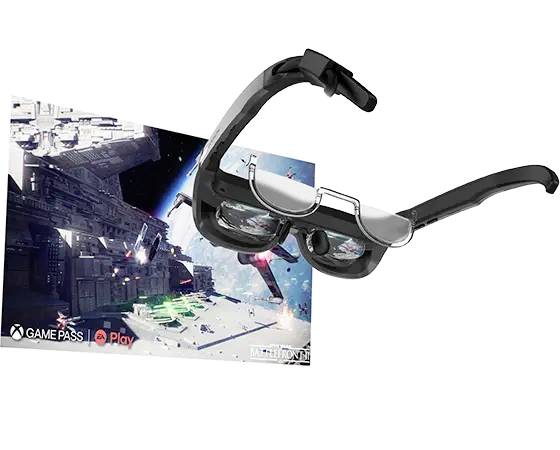 Eine Virtual-Reality-Brille schwebt vor einem Hintergrund mit Weltraumspiel-Szenen. Xbox Game Pass und EA Play-Logos sind sichtbar.