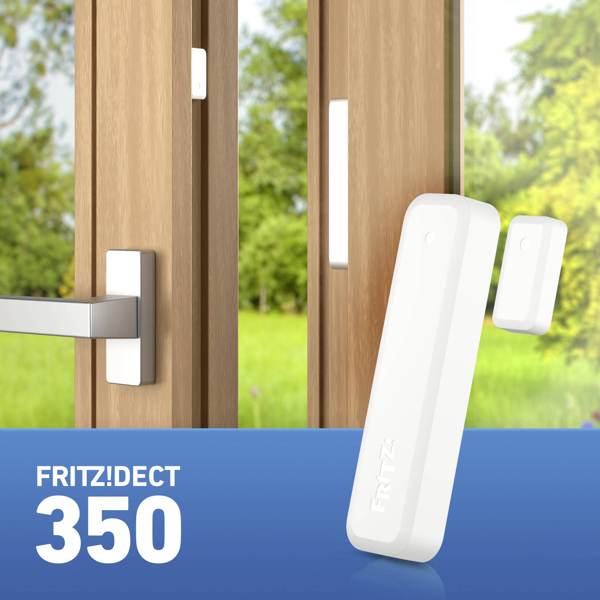 'FRITZ!DECT 350' Türsensor vor einem geöffneten Fenster auf grüner Wiese montiert, zeigt modernes Design und praktische Anwendung.