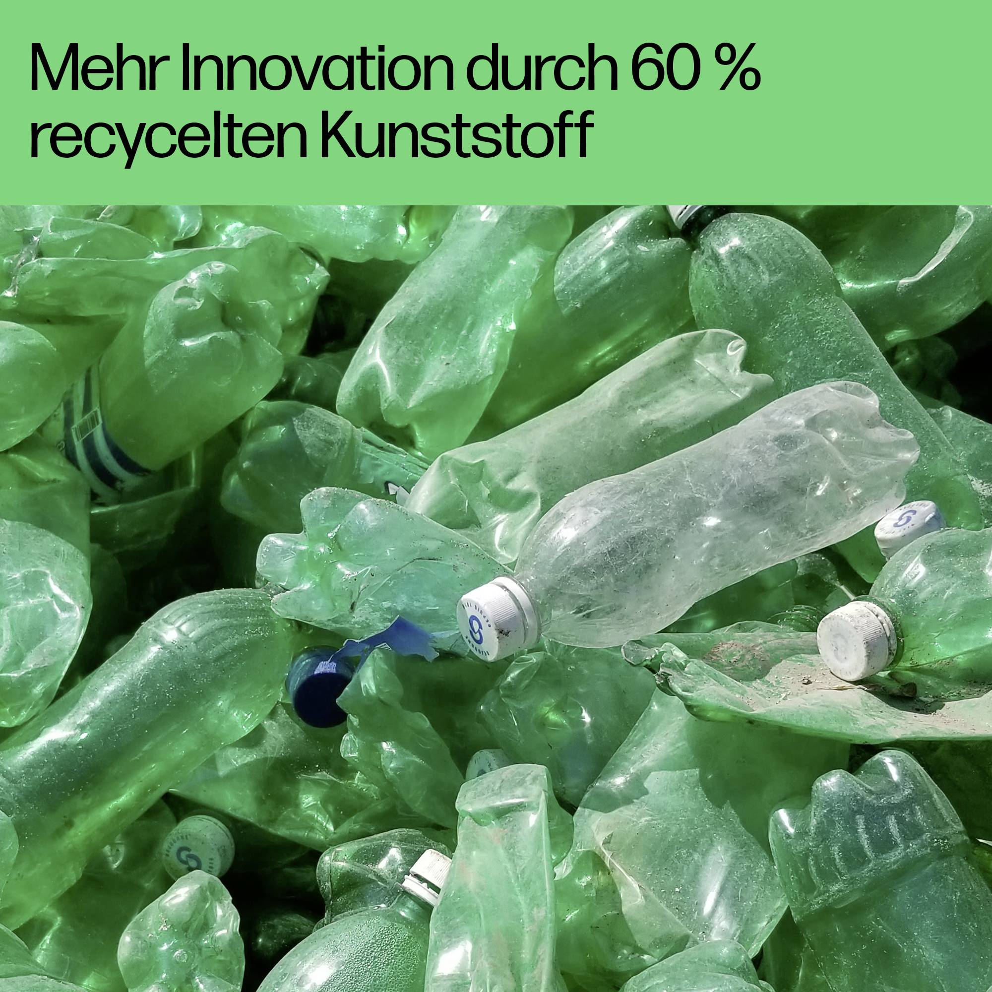 Grüner Hintergrund mit einem Haufen recycelter grüner Kunststoffflaschen. Text: 'Mehr Innovation durch 60 % recycelten Kunststoff'.