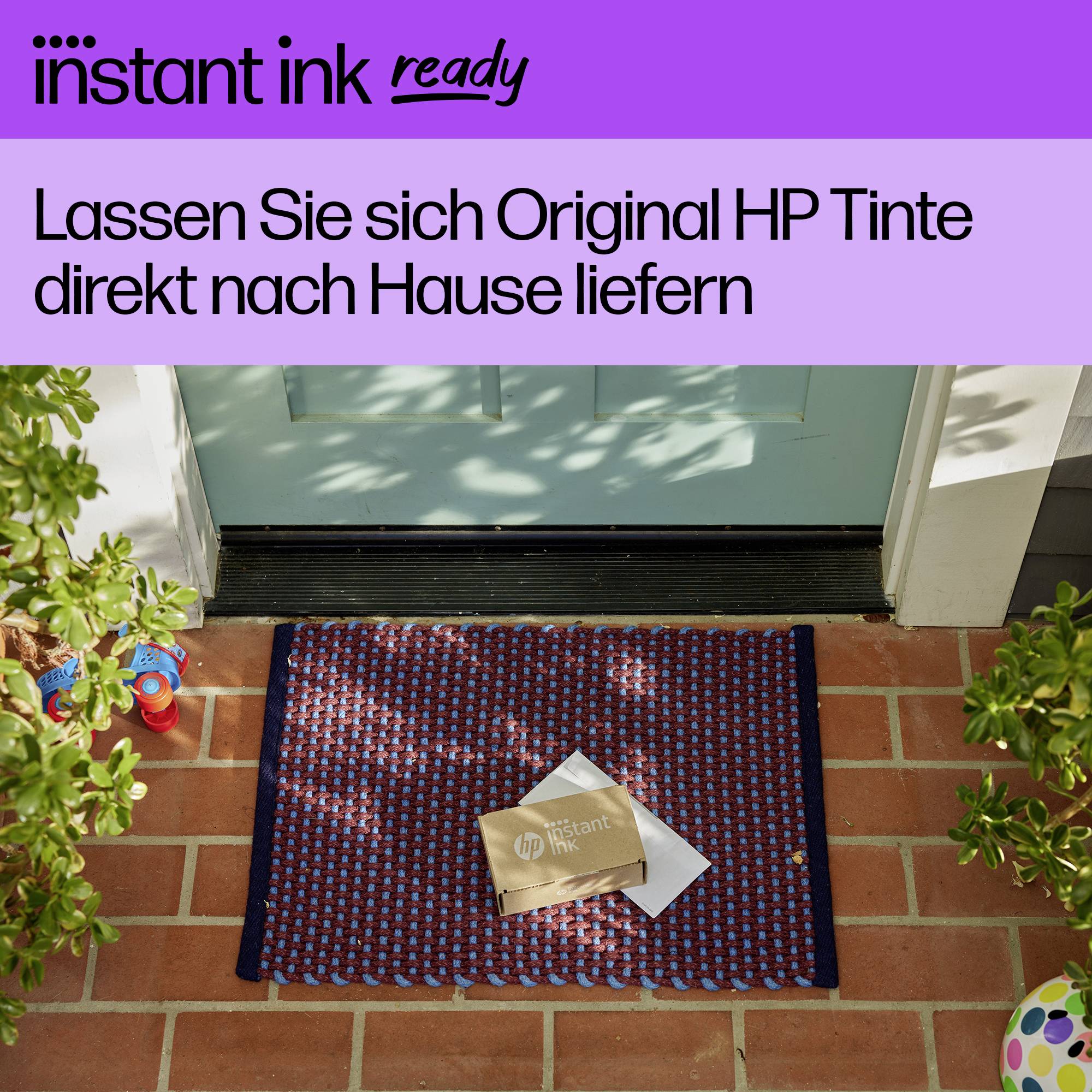 Eine Türmatte vor einer Haustür mit einem Briefumschlag, darauf steht 'HP Instant Ink'. Text darüber: 'Lassen Sie sich Original HP Tinte direkt nach Hause liefern'.