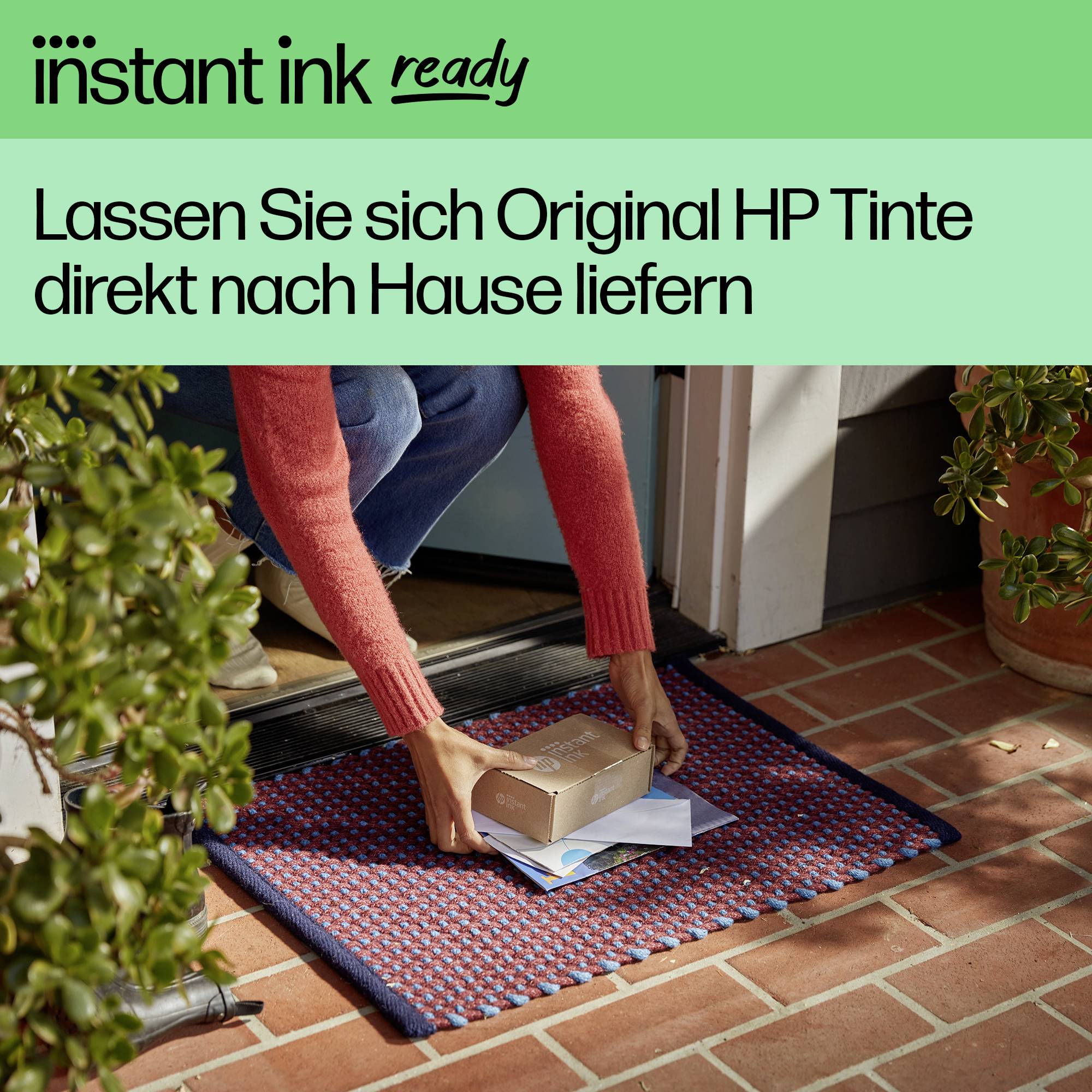 Eine Person liegt ein Paket mit HP-Tinte vor der Haustür ab. Oben steht ein Text: 'Lassen Sie sich Original HP Tinte direkt nach Hause liefern'.