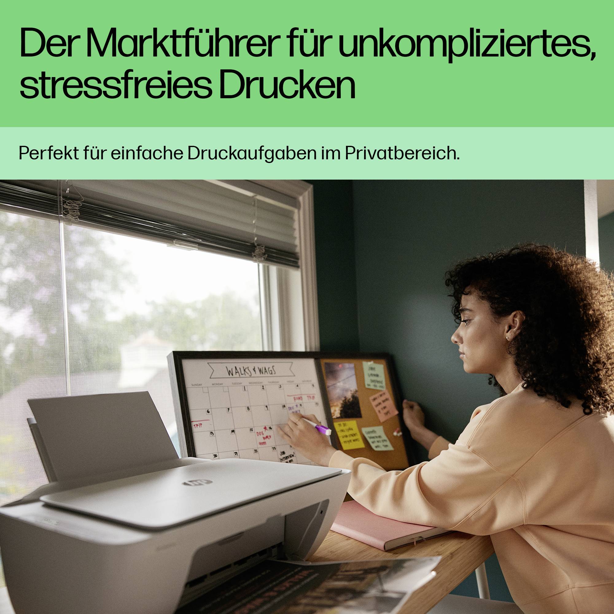 Frau sitzt an Schreibtisch und arbeitet mit Drucker. Text im Bild: 'Der Marktführer für unkompliziertes, stressfreies Drucken'. Fenster im Hintergrund.
