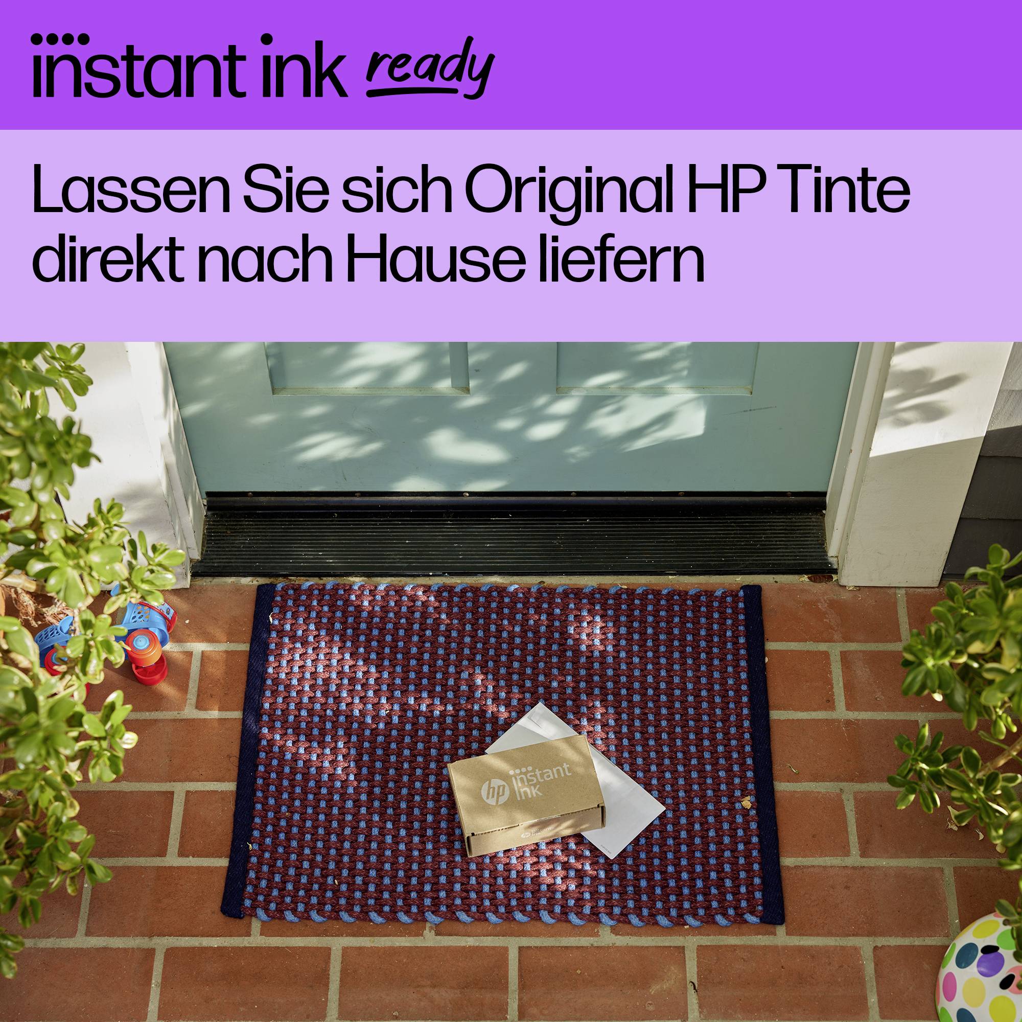 Eingangsbereich mit Willkommensmatte und Paket. Text oben: 'Lassen Sie sich Original HP Tinte direkt nach Hause liefern.'