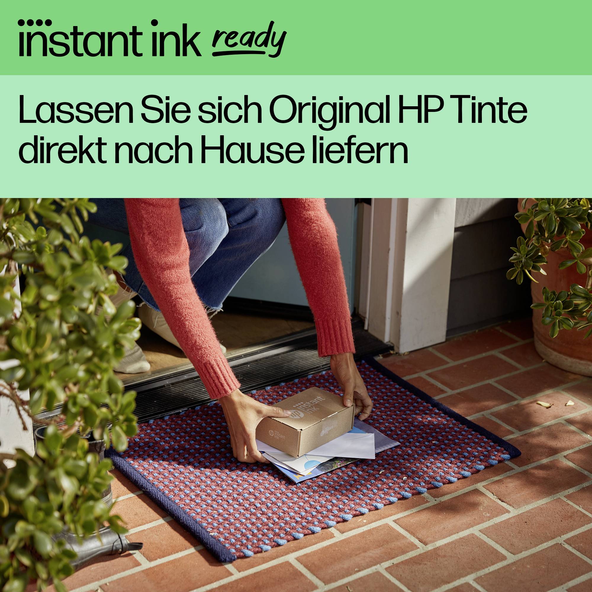 Person mit oranger Hose öffnet Tür und nimmt Paket von einer Fußmatte. Text oben: 'Lassen Sie sich Original HP Tinte direkt nach Hause liefern'.