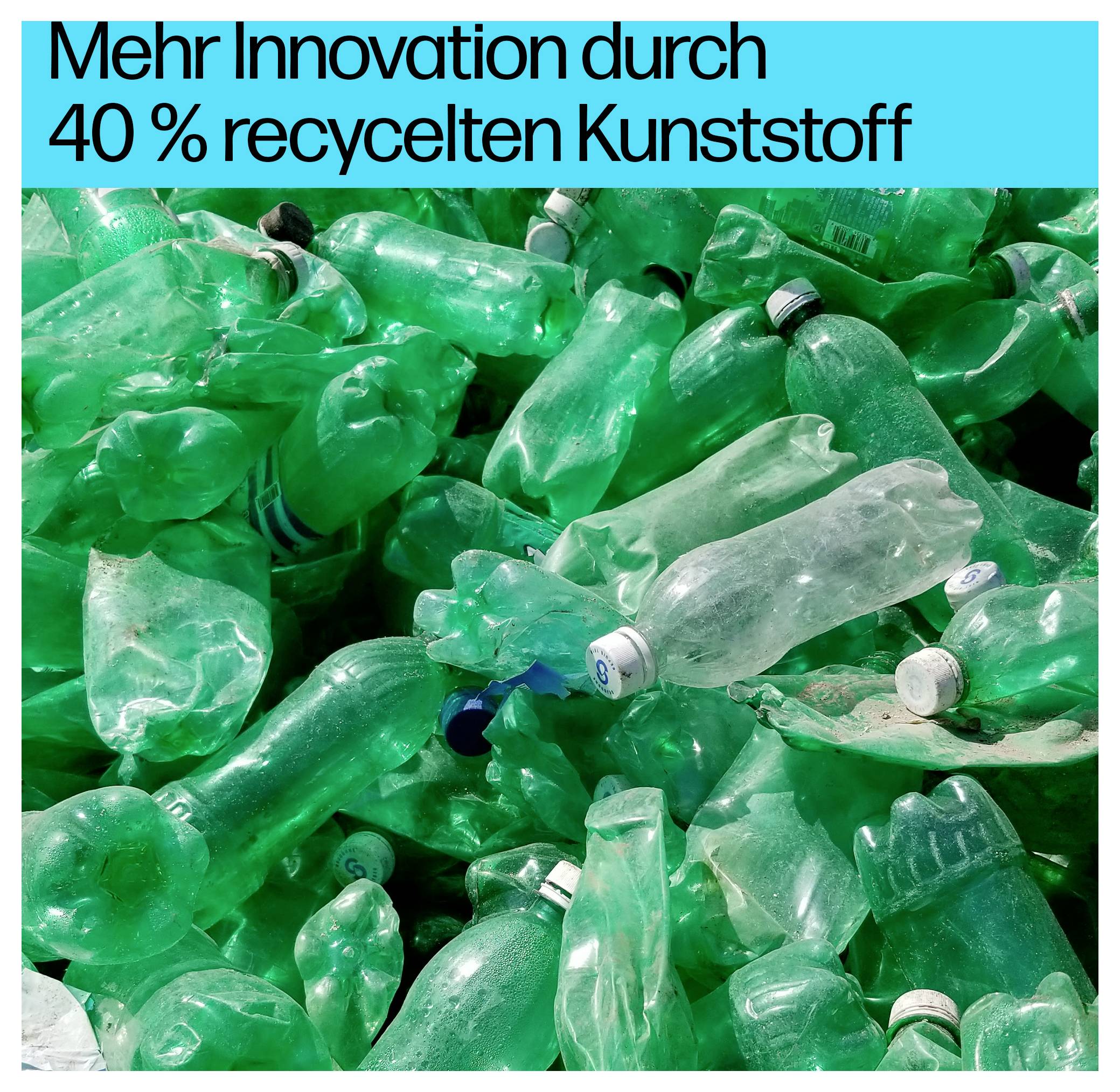 Mehr Innovation durch 40 % recycelten KunststoffEin Stapel grüner und durchsichtiger Plastikflaschen, der die Verwendung von recyceltem Kunststoff veranschaulicht.