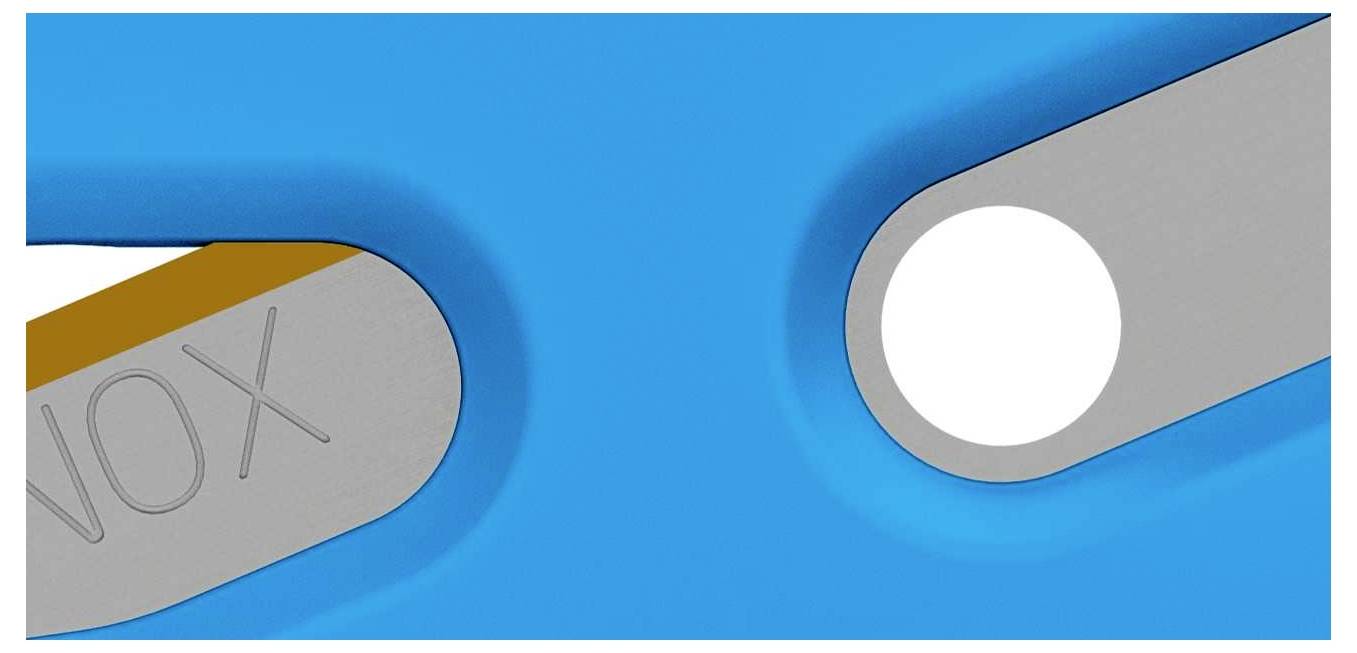 Nahaufnahme eines blauen Kunststoffgriffs mit eingelassenem Metallteil, auf dem 'NOX' eingeprägt ist.