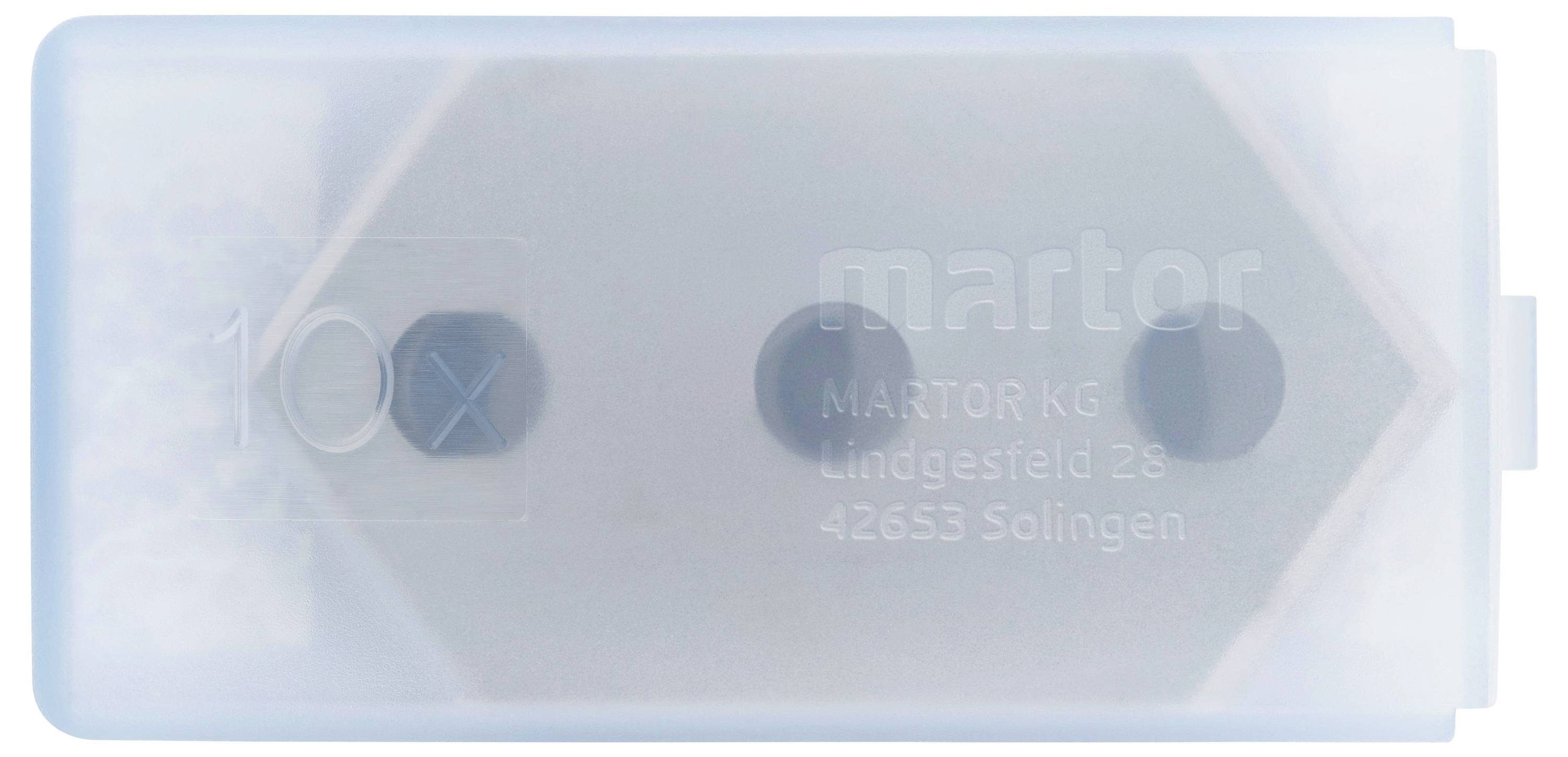 Ein transparentes Etui mit zehn Ersatzklingen von Martor, drei Klingen sichtbar. Text auf Etui: 'Martor KG, Lindgesfeld 28, 42653 Solingen'.