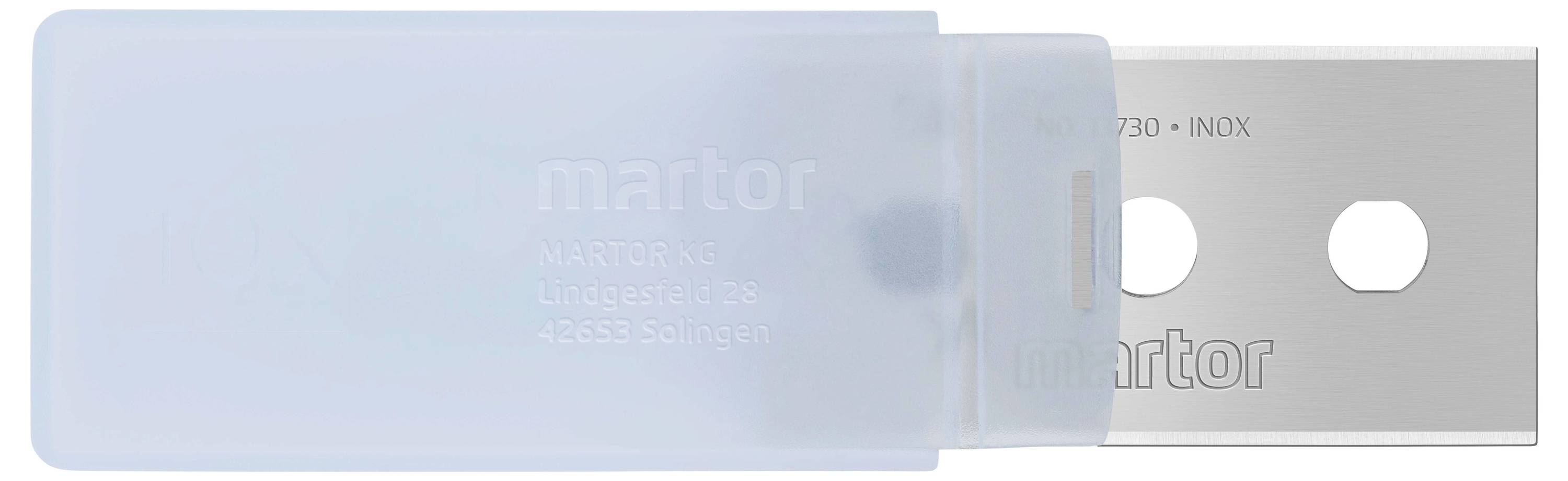 Ein silbernes, rechteckiges Cutter-Klingenblatt mit zwei Löchern, teilweise eingefahren in eine blaue Kunststoffhülle mit der Aufschrift 'martor'.