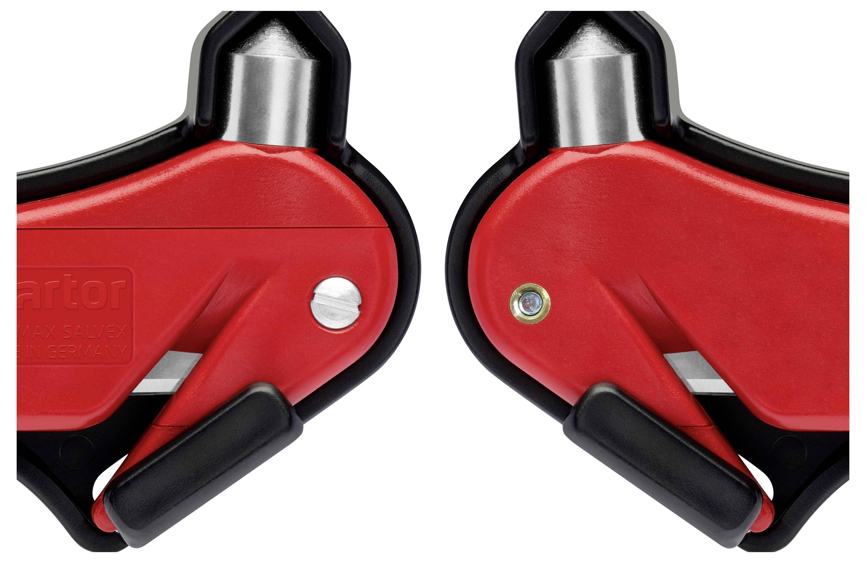 Nahaufnahme von zwei roten Schneidwerkzeugen mit schwarzen Griffen und silbernen Klingen, die nebeneinander angeordnet sind.