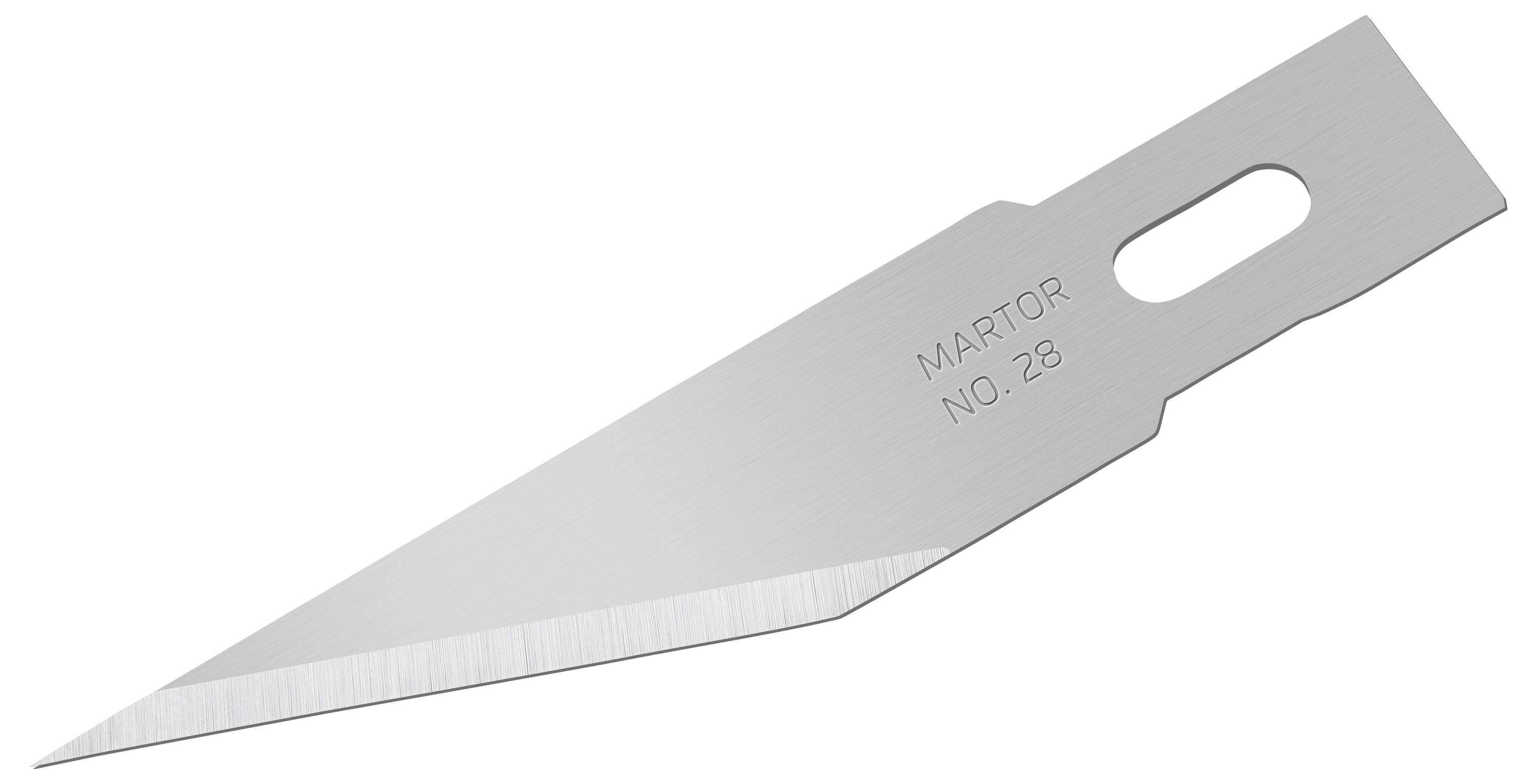 Ein trapezförmiges, silberfarbenes, flaches Messer, das mit 'MARTOR NO. 28' graviert ist. Es hat eine scharfe, längliche Klinge.