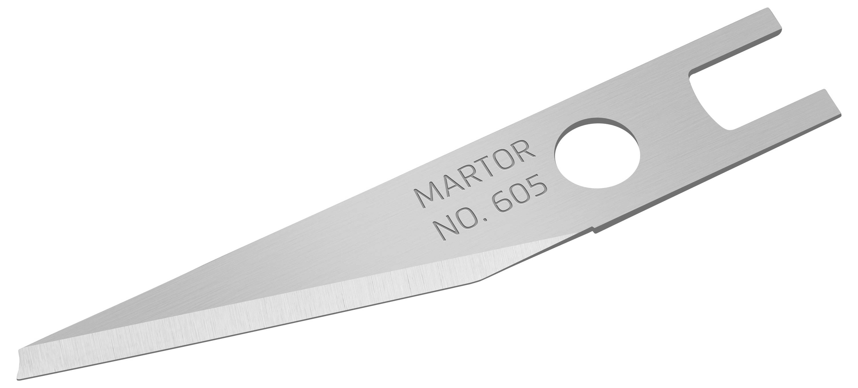 Grau-silberne Ersatzklinge mit der Aufschrift 'Martor No. 605'. Flach und schmal mit einem kreisförmigen Loch nahe einem Ende.