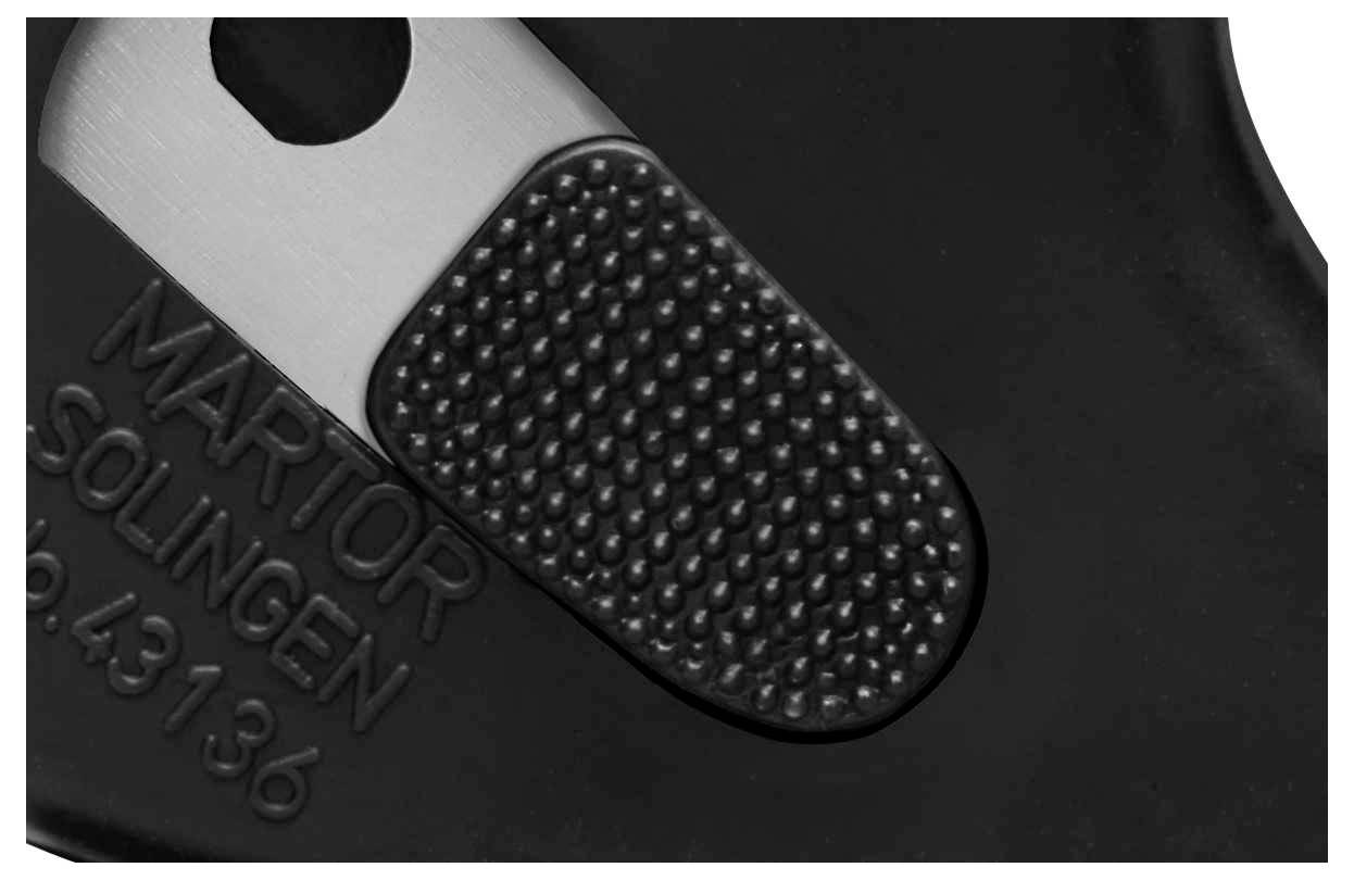 Nahaufnahme eines schwarzen Schneidwerkzeugs mit geriffelter Oberfläche und der Aufschrift 'Martor Solingen'.