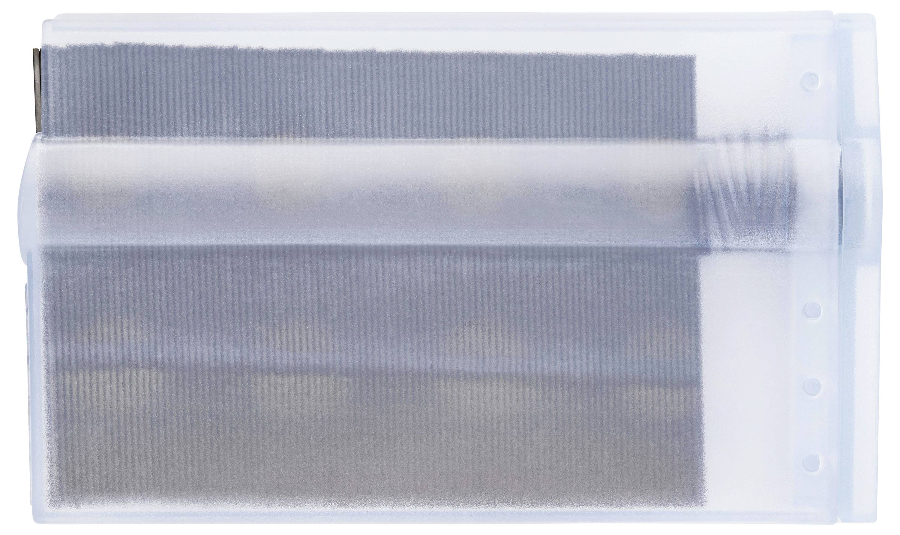 Ein transparenter Behälter mit einer Rolle feinem Netzgewebe darin, möglicherweise ein Filter oder ein Sieb, vor weißem Hintergrund.