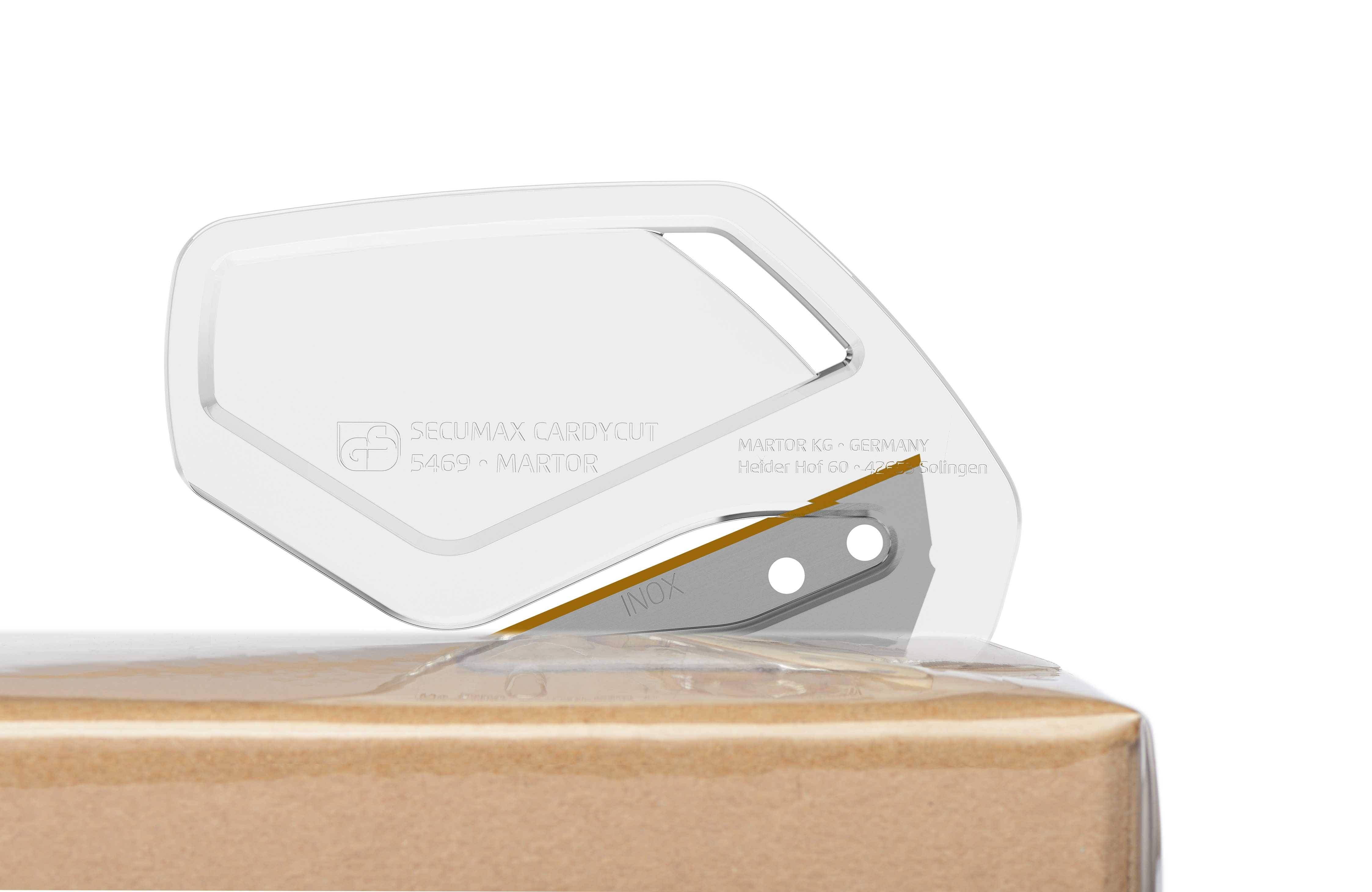 Ein transparenter Verpackungsschneider schneidet das Klebeband eines Kartons.