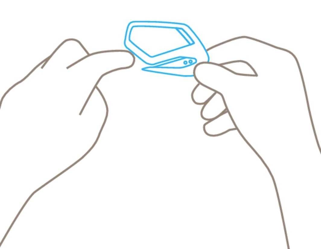 Zwei Hände halten eine kleine, blaue, gezeichnete Form, die ein Gerät darstellt. Eine Hand zeigt darauf.