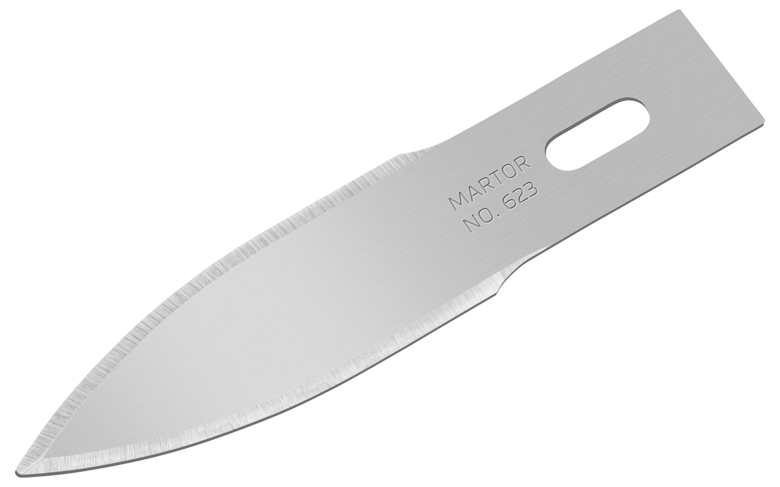 Ein silbernes Ersatzklingenmesser der Marke Martor, Modellnummer 623. Die Klinge ist glatt und spitz mit einer Befestigungsöffnung.