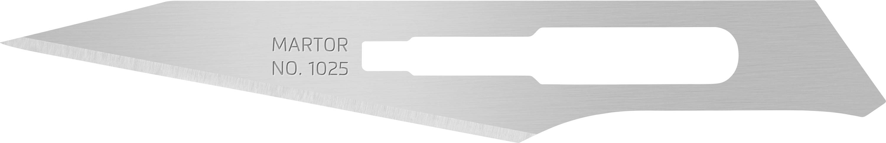 Ein Skalpellklingen-Ersatz mit der Gravur 'Martor Nr. 1025', aus Metall, erkennbar an der spitzen Form und der scharfen Kante.