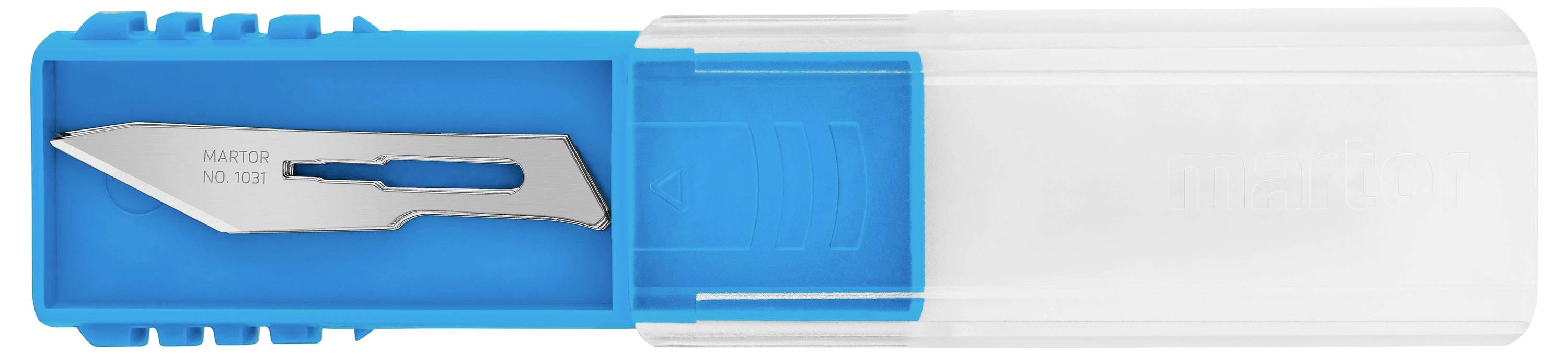 Ein Skalpellklinge in einer blauen Kunststoffbox mit transparentem Deckel. Klinge aus Edelstahl, graviert mit 'MARFLO NO. 1000'.