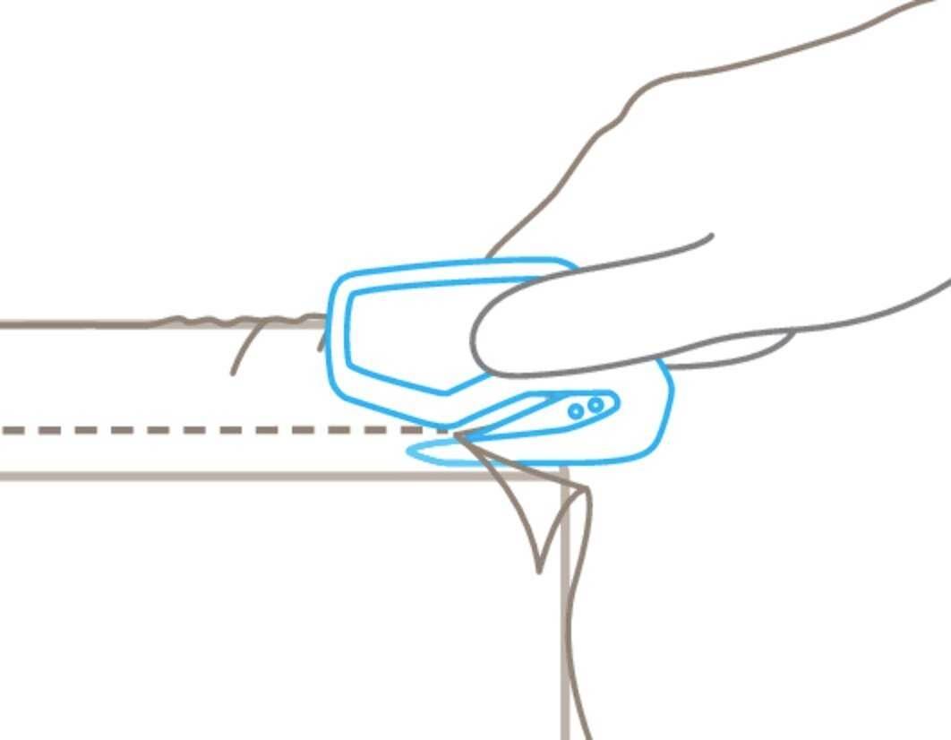 Hand schneidet entlang einer gestrichelten Linie mit einem Sicherheitsmesser einen Karton.