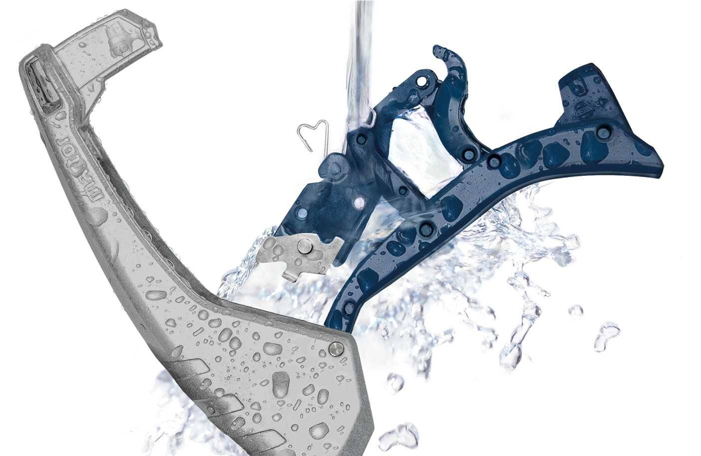 Ein transparentes und ein blaues Kunststoffteil werden mit Wasser übergossen, möglicherweise als Reinigungsvorgang dargestellt.