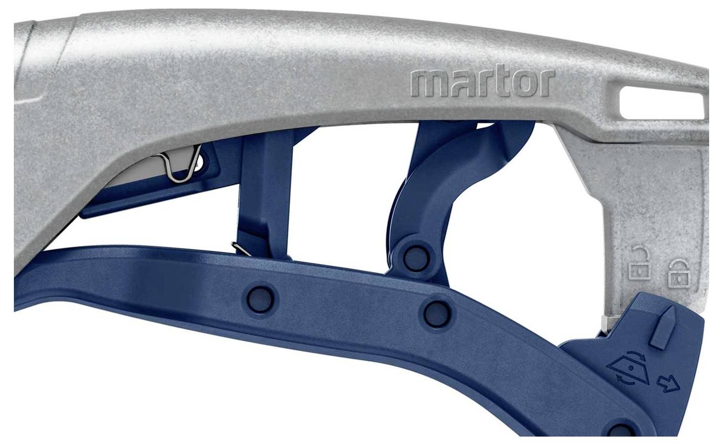 Metallrahmen eines Sicherheitsmessers mit blauer Kunststoffkomponente und Hebel, zeigt Öffnungs- und Verriegelungsmechanismus.