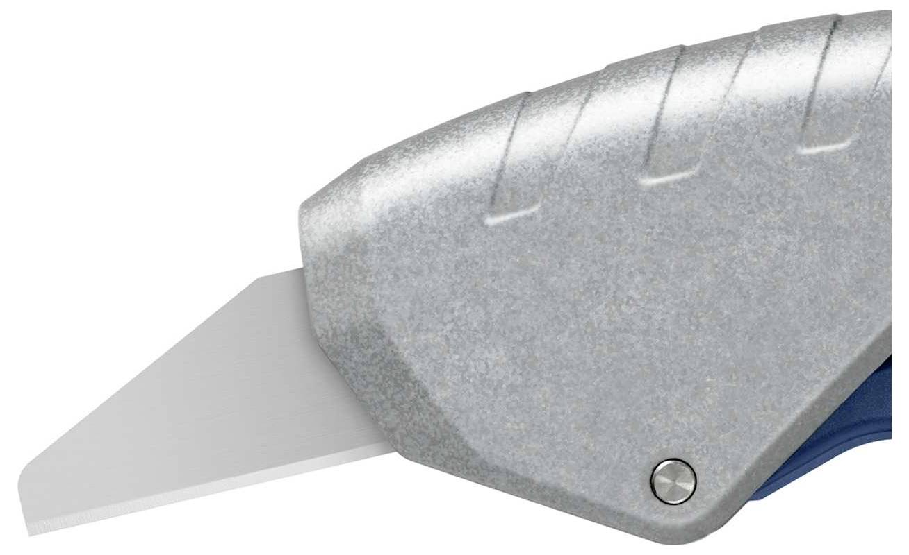 Ein silbernes Universalmesser mit ausgefahrener Klinge, nah aufgenommen, zeigt die Textur und Form des Metallgehäuses.