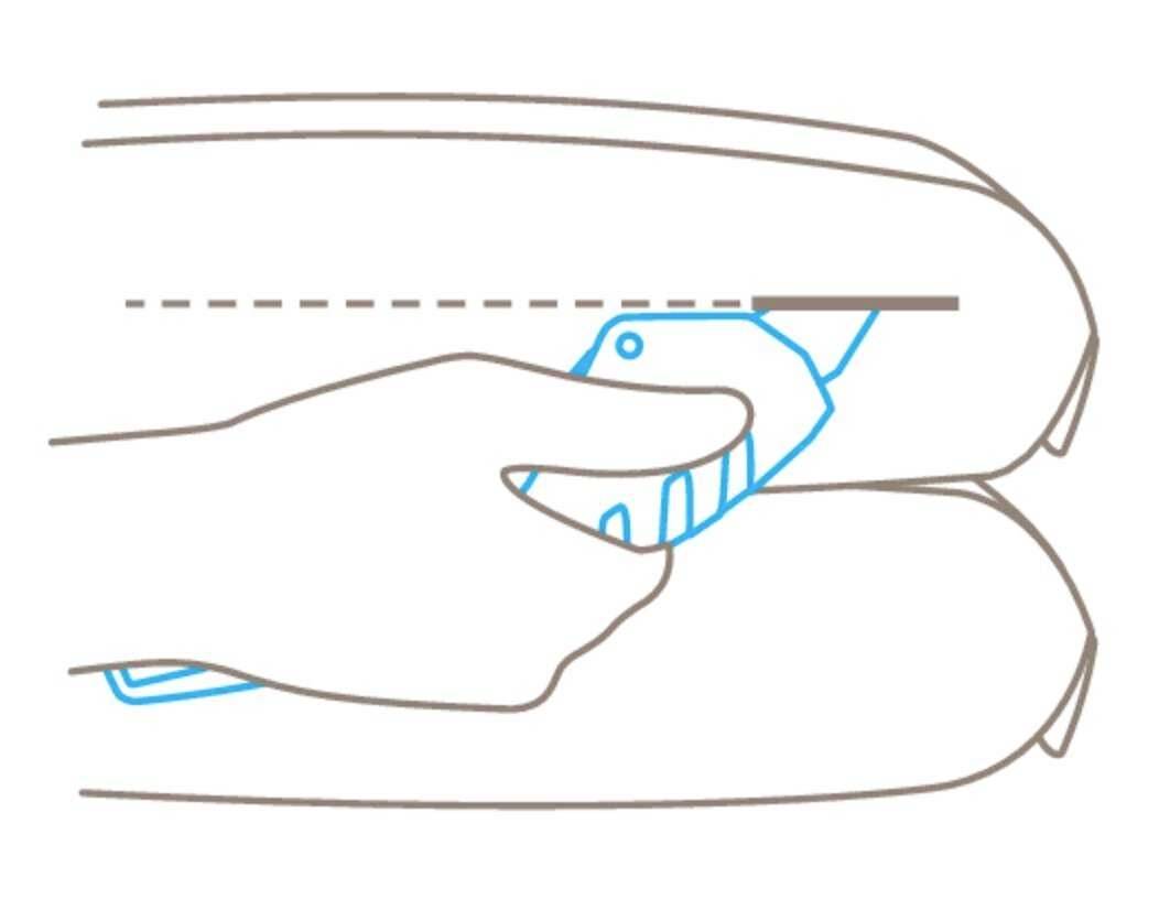 Diagramm zeigt eine Hand, die ein Sicherheitsmesser benutzt, um einen Karton entlang einer gepunkteten Linie zu öffnen.